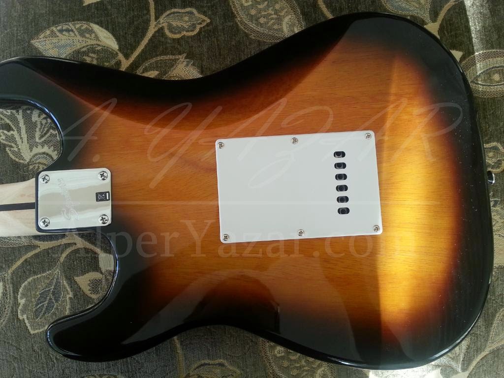 Squier Bullet Strat modelli gitarın gövdesinin arkası ve arkasındaki "Çöpe
Atmayınız!" uyarısı. 